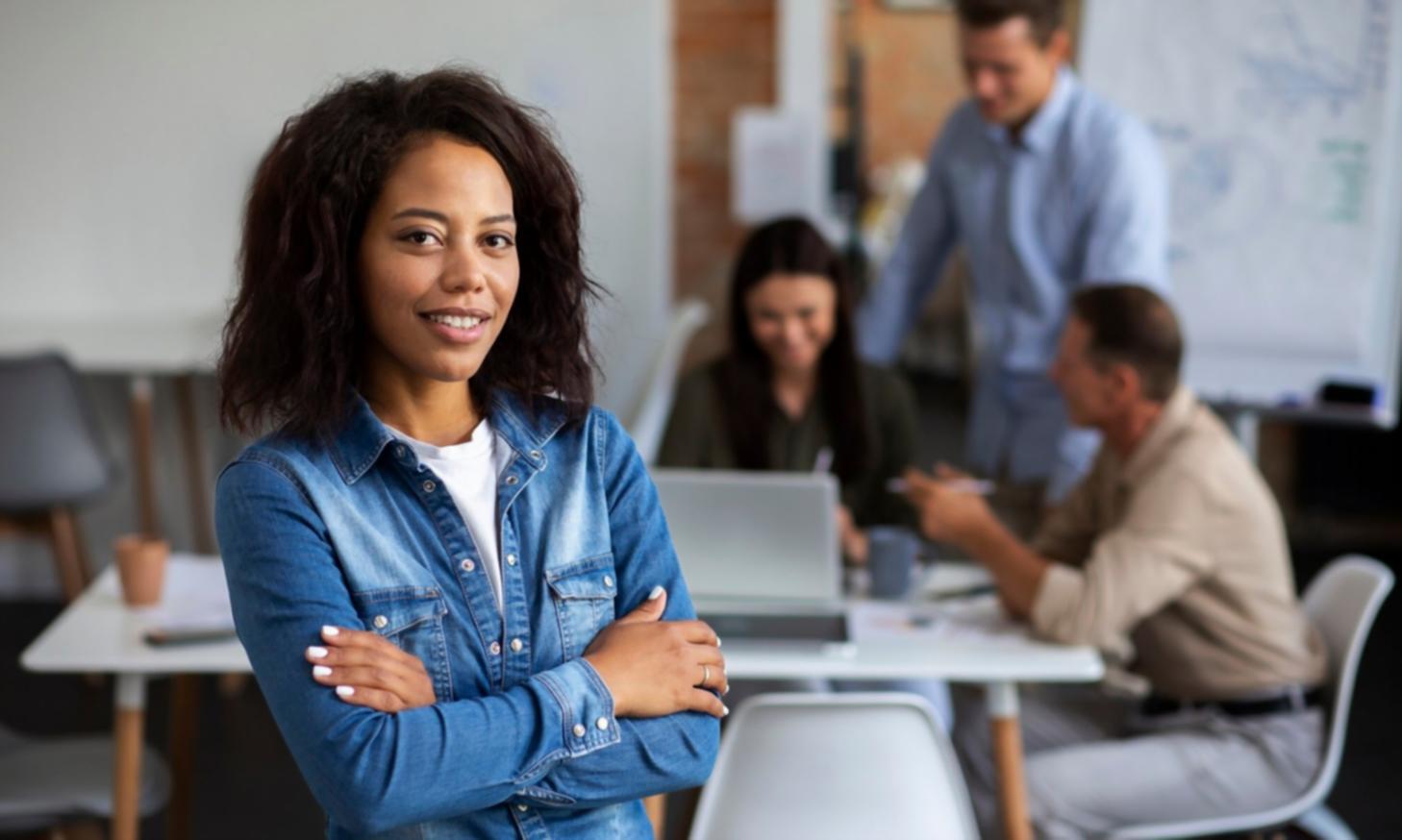 Espace de travail moderne avec ordinateur et matériel professionnel pour la formation en ligne